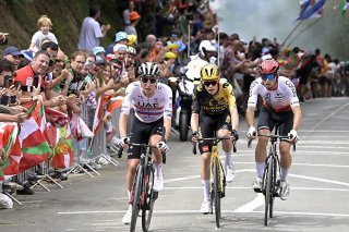 Tadej Pogacar (à gauche) et Jonas Vingegaard (au centre) pourraient se retrouver sur les routes espagnoles pour le Tour de France 2026, comme en 2023 lors du départ de Bilbao. KEYSTONE/EPA L'EQUIPE POOL/PAPON BERNARD